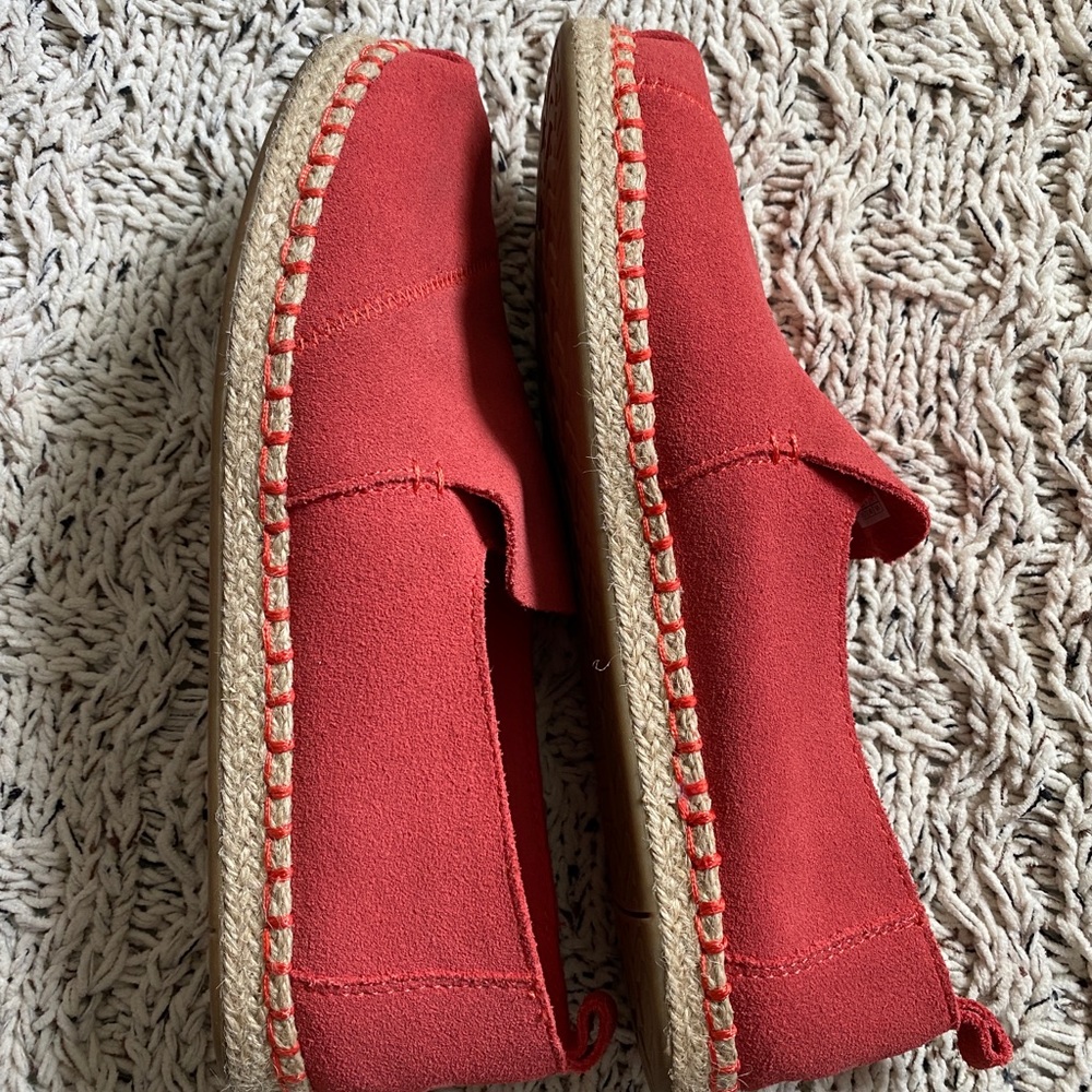TOMS -hibiscus suede - never worn - Picture 3 of 5